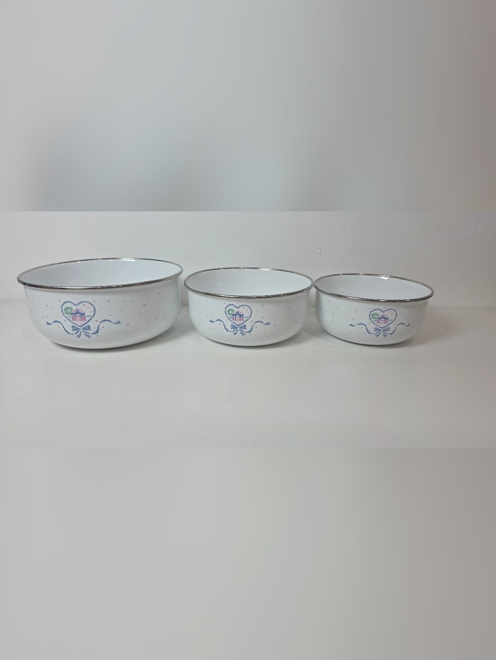 ⭐️ Vintage Set Of Three White Enamelware Nesting Bowls Cottagecore